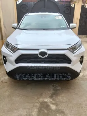 Toyota RAV4 XLE 2021 White