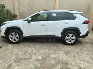 Toyota RAV4 2021 White