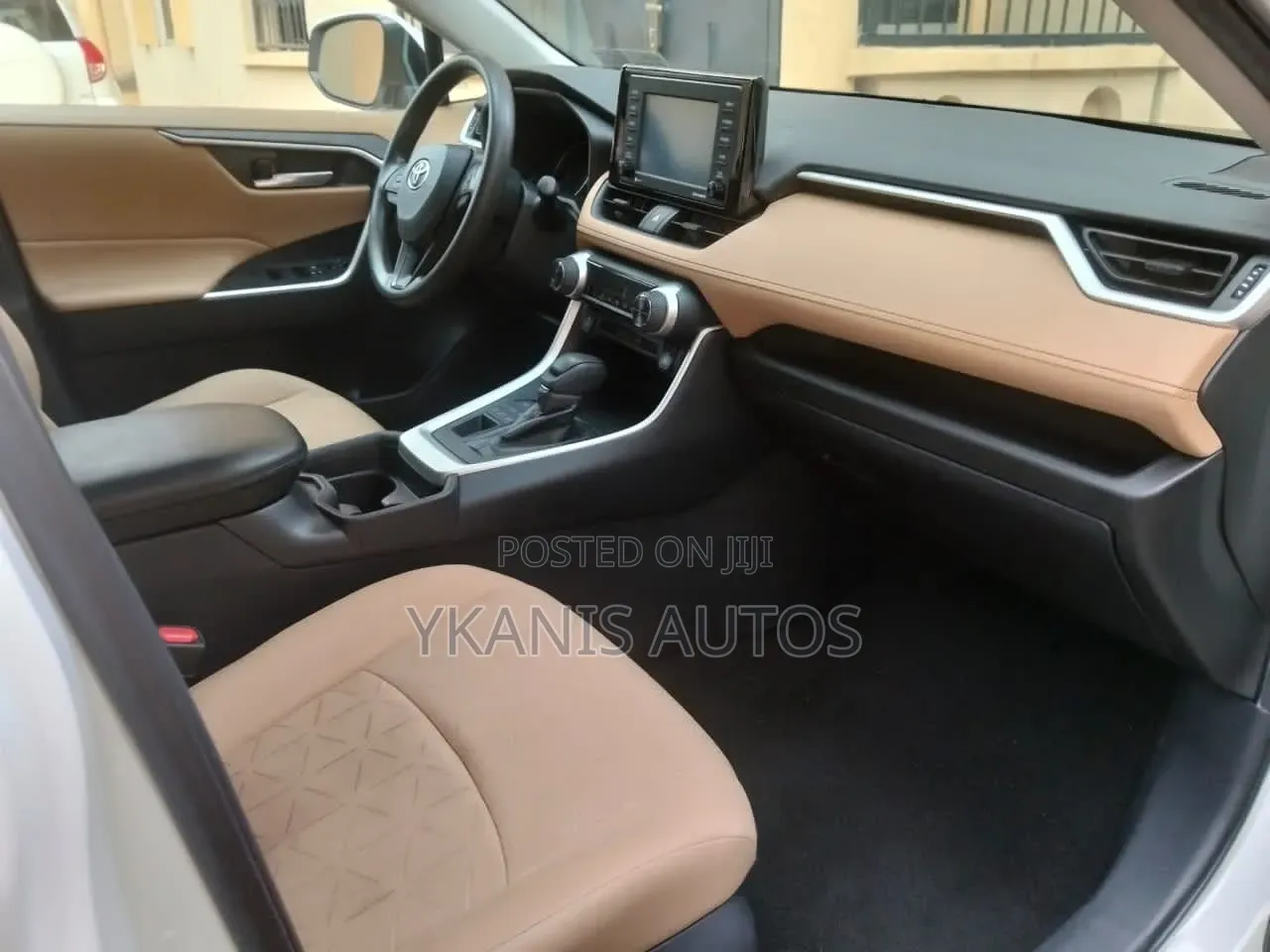 Toyota RAV4 2021 White