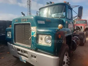 New Arrival 12valve R Model Mack Ten Tyres Head Truck Double Gear Lev