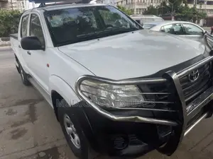 Toyota Hilux SR 4x4 2015 White