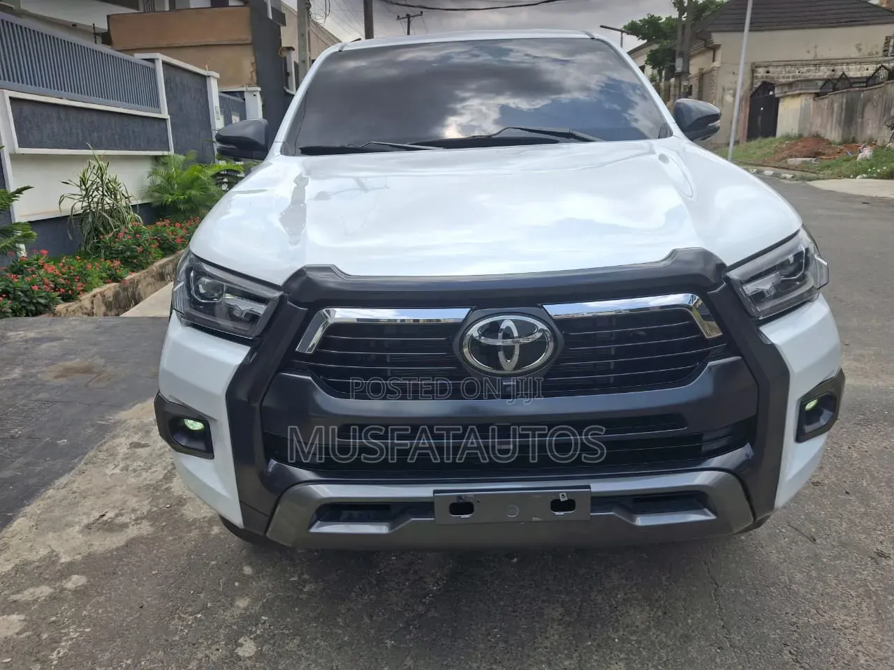 Toyota Hilux 2024 White