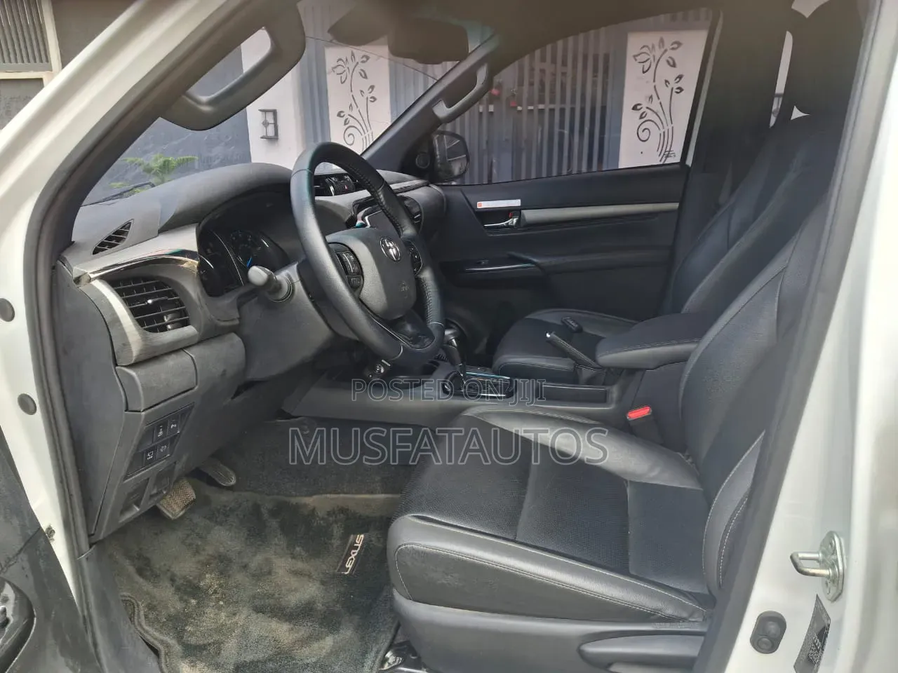 Toyota Hilux 2024 White