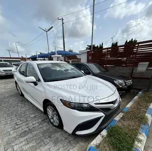 Toyota Camry SE 2021 White