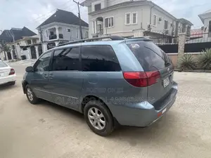 Toyota Sienna Car Hire