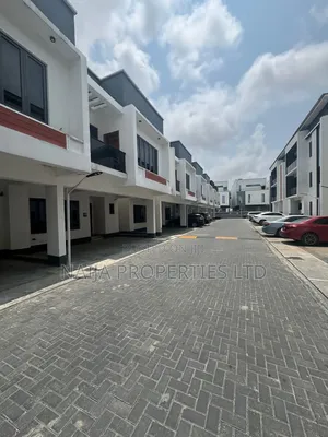 4bdrm Townhouse / Terrace in Platinum Way, Jakande for rent