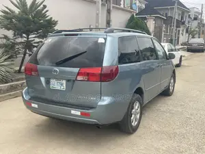Toyota Sienna Car Hire