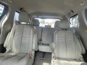 Toyota Sienna XLE AWD 7-Passenger 2013 White