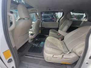 Toyota Sienna XLE AWD 7-Passenger 2013 White