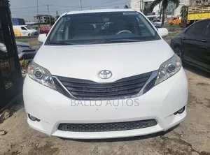 Toyota Sienna XLE AWD 7-Passenger 2013 White