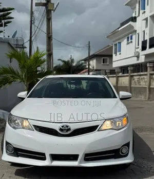 Toyota Camry SE V6 4dr Sedan (3.5L 6cyl 6A) 2013 White