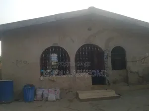 6bdrm Block of Flats in Estate Ori Okuta, Agric for sale