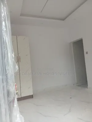 1bdrm Block of Flats in Royal Garden Estate for rent