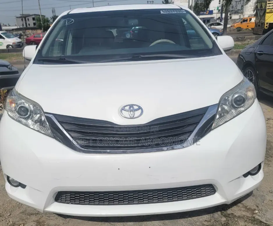 Toyota Sienna 2013 White