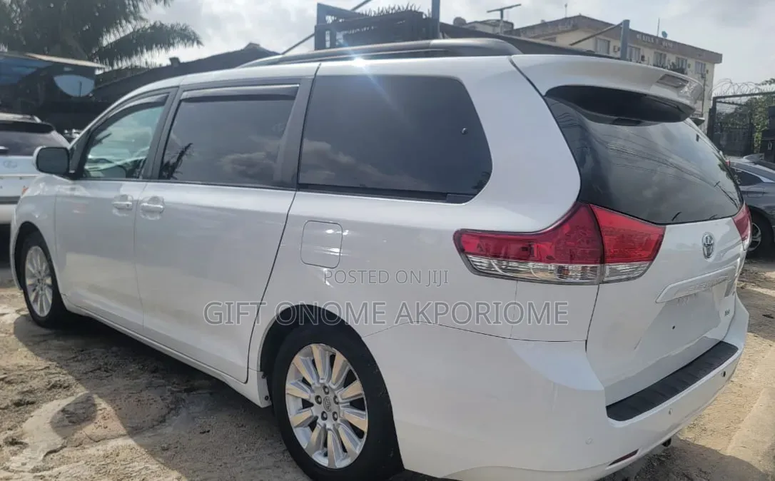 Toyota Sienna 2013 White