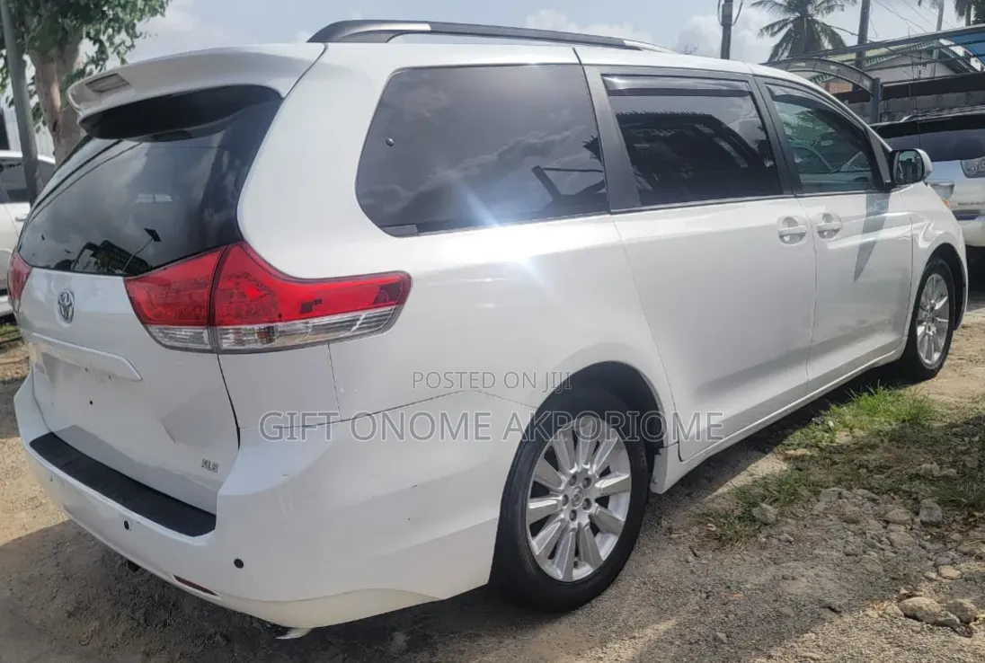 Toyota Sienna 2013 White