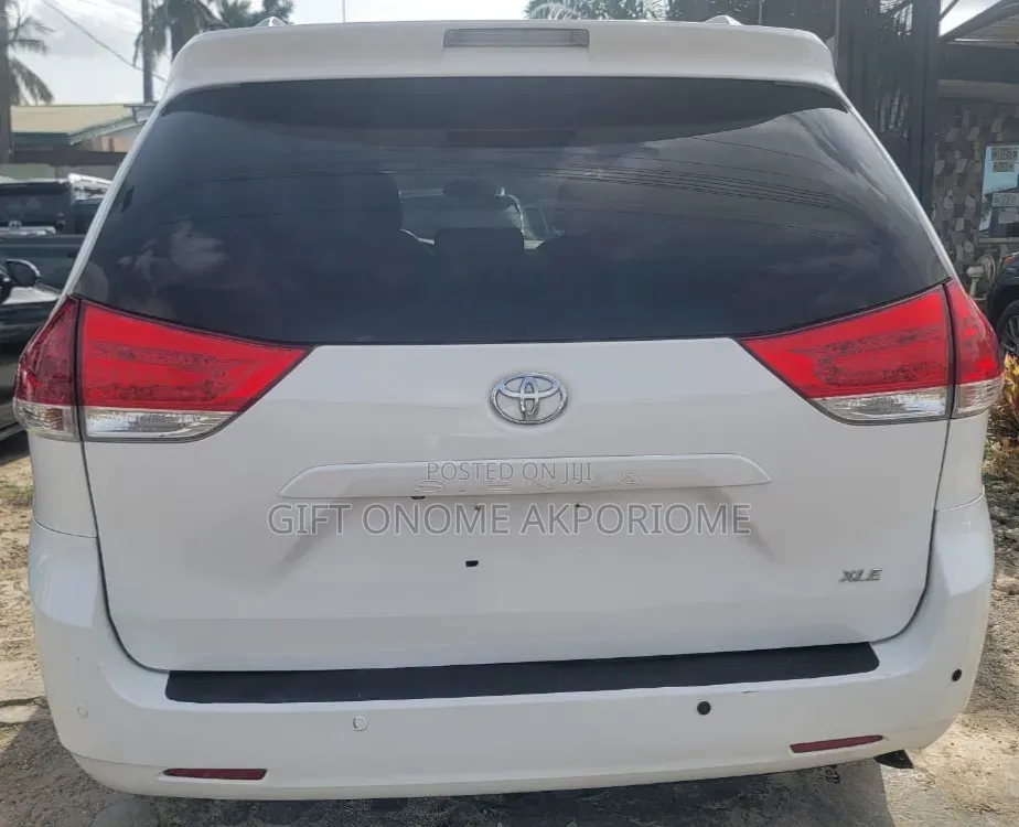 Toyota Sienna 2013 White