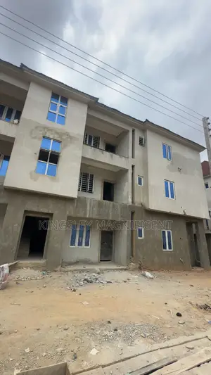 3bdrm Block of Flats in Kyami Airport Road, Lugbe District for sale