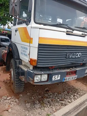 Iveco Tractor Head With Double Axle
