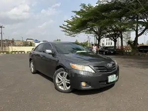 Toyota Camry XLE 4dr Sedan (2.5L 4cyl 6A) 2011 Gray