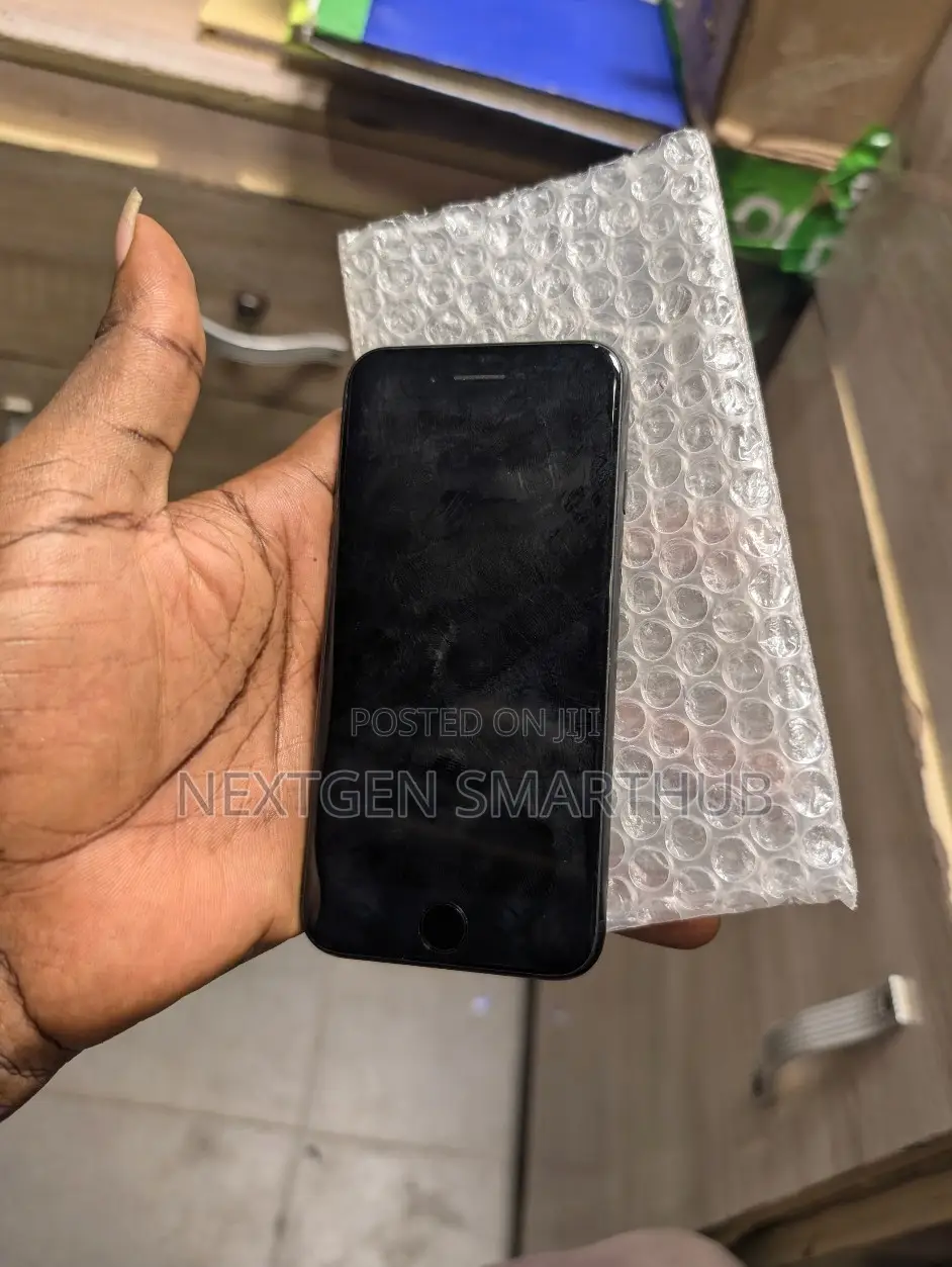 Apple iPhone SE (2020) 64 GB Black