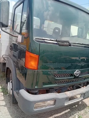 Nissan Pickup Truck With 6tyres