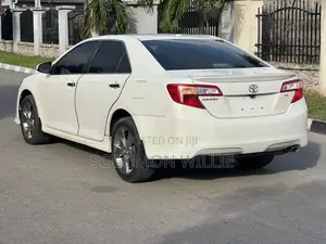 Toyota Camry SE 4dr Sedan (2.5L 4cyl 6A) 2013 White