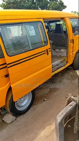 Mazda E2200 2000 Yellow