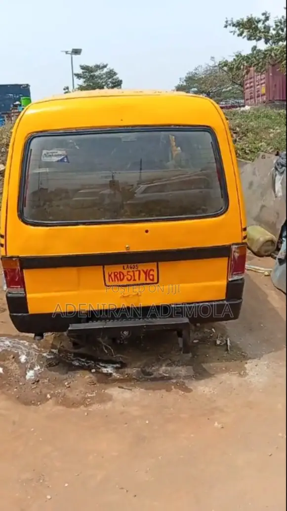 Mazda E2200 2000 Yellow
