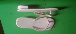 Stylish White Flat Slippers With Rhinestone Strap