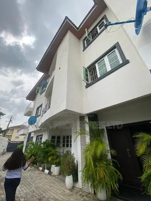 3bdrm Apartment in Off Admiralty Way, Lekki Phase 1 for rent