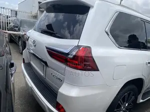 Lexus LX 570 AWD 2019 White