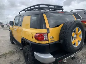Toyota FJ Cruiser 4x4 Automatic 2009 Yellow