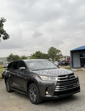 Toyota Highlander XLE 4x2 V6 (3.5L 6cyl 8A) 2017 Gray