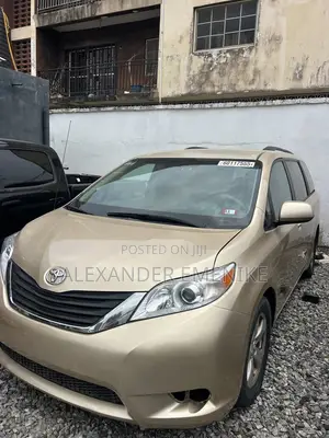 Toyota Sienna 2013 Gold