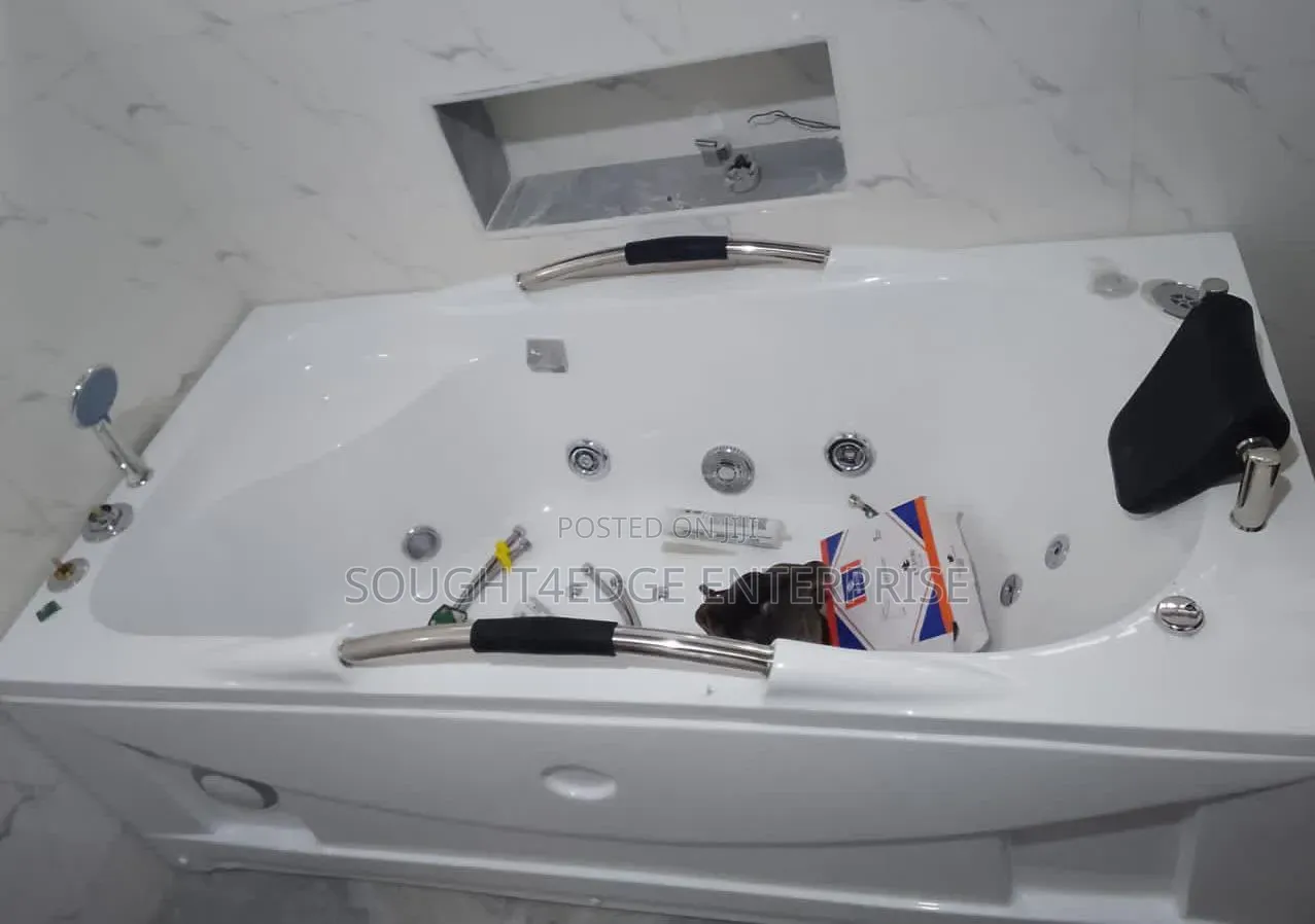 Modern Jacuzzi Single Bath Space
