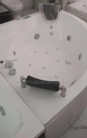 Jacuzzi Single Bath Space Oval Design