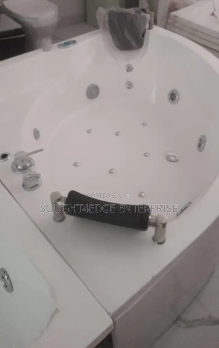 Jacuzzi Single Bath Space Oval Design