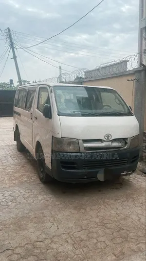 Toyota HiAce 2005 White