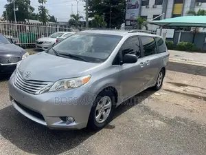 Toyota Sienna XLE FWD 8-Passenger 2013 Silver