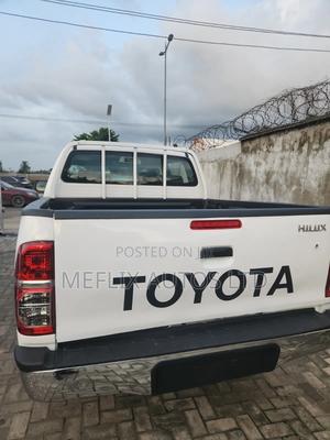 Toyota Hilux 2.5 D-4D 4X4 SRX 2011 White