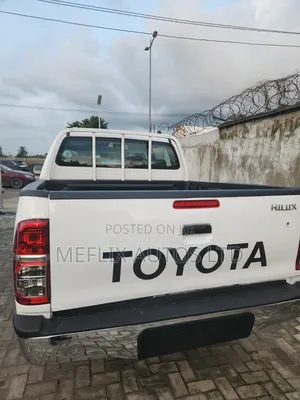 Toyota Hilux 2.5 D-4D 4X4 SRX 2011 White