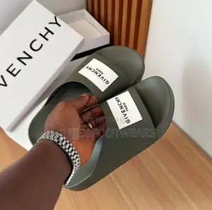 Gucci Fine Slides !