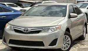 Toyota Camry LE 4dr Sedan (2.5L 4cyl 6A) 2013 Gold