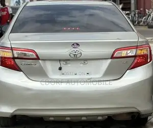 Toyota Camry LE 4dr Sedan (2.5L 4cyl 6A) 2013 Gold