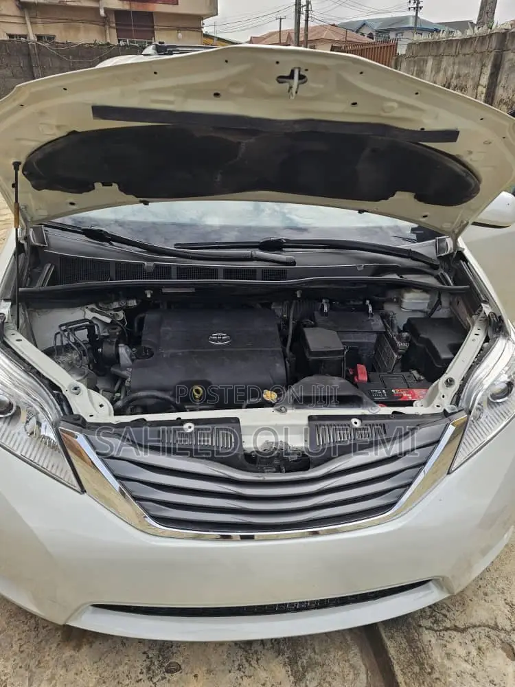 Toyota Sienna 2016 White