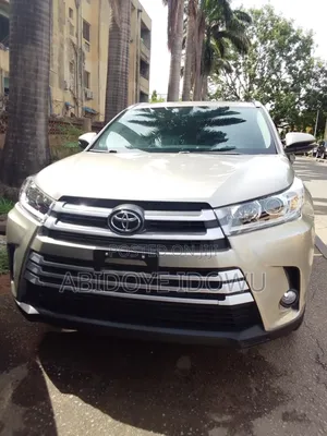 Toyota Highlander XLE 4x4 V6 (3.5L 6cyl 8A) 2018 Gold