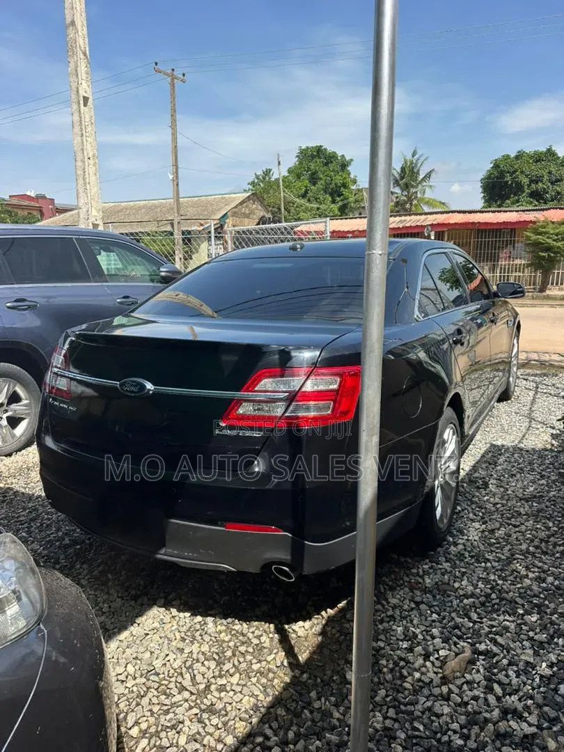 Ford Taurus 4dr Sedan 2016 Black