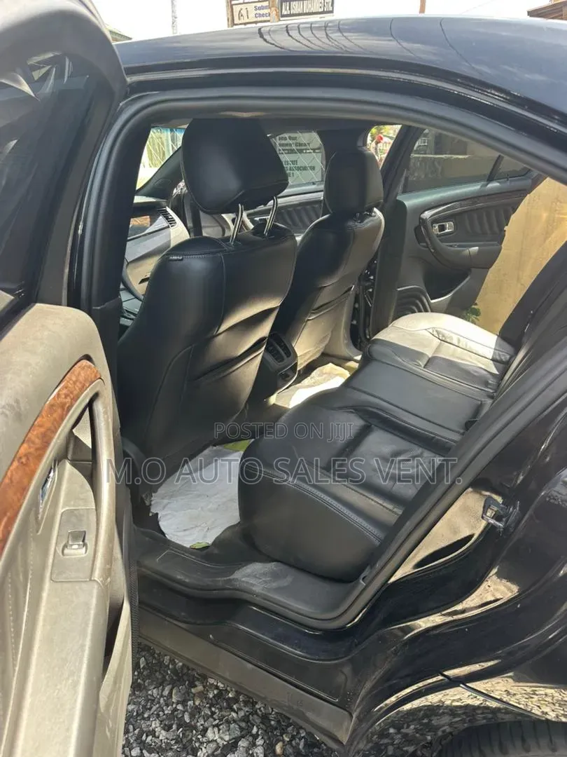 Ford Taurus 4dr Sedan 2016 Black