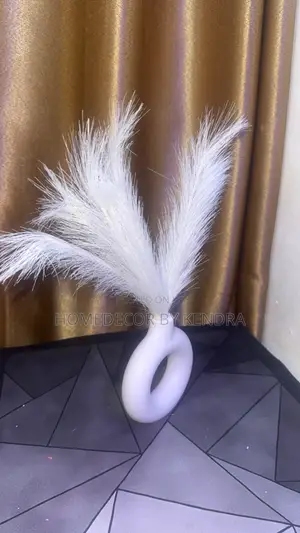Plastic Donut Vase + Pampas Flower